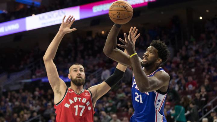 Jonas Valanciunas y Joel Embiid