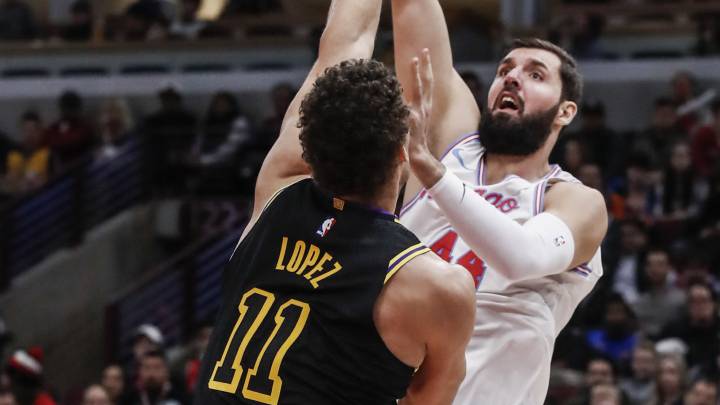 Nikola Mirotic lanza sobre Brook López.