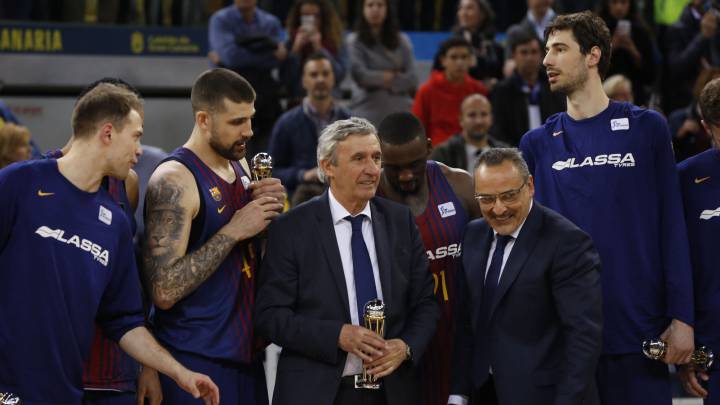 Svetislav Pesic, con varios jugadoresl Barça y el trofeo de la Copa.