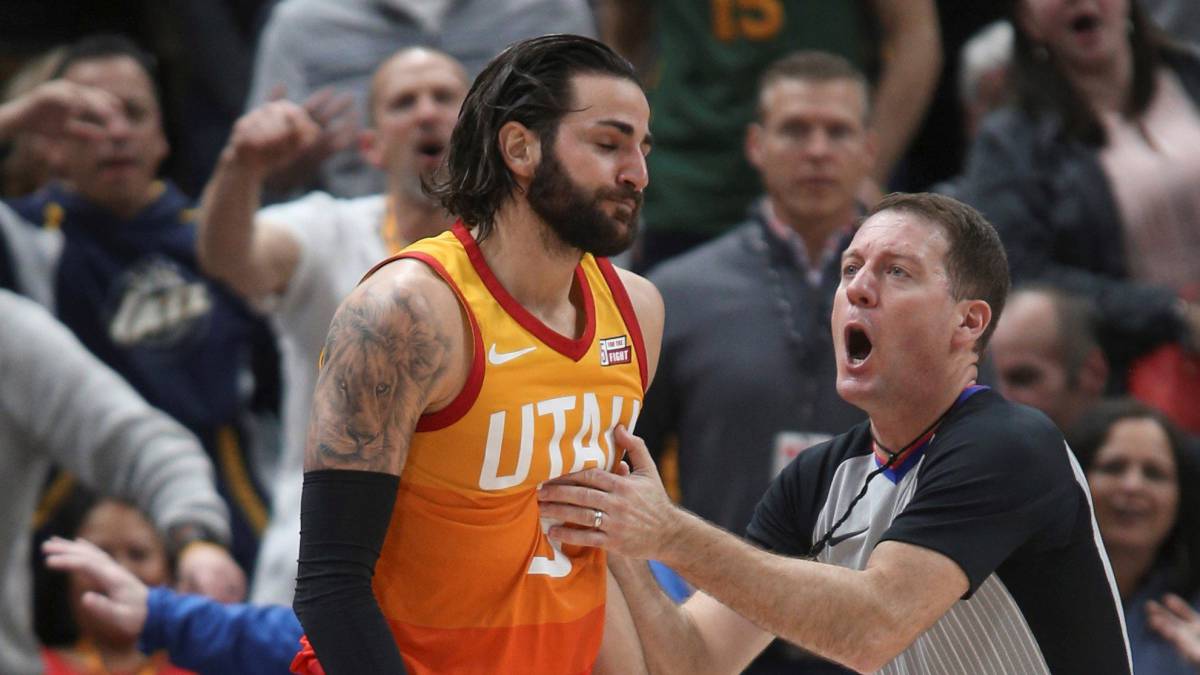 El árbitro David Jones contiene a Ricky Rubio después de sufrir el empujón de Jeff Teague.