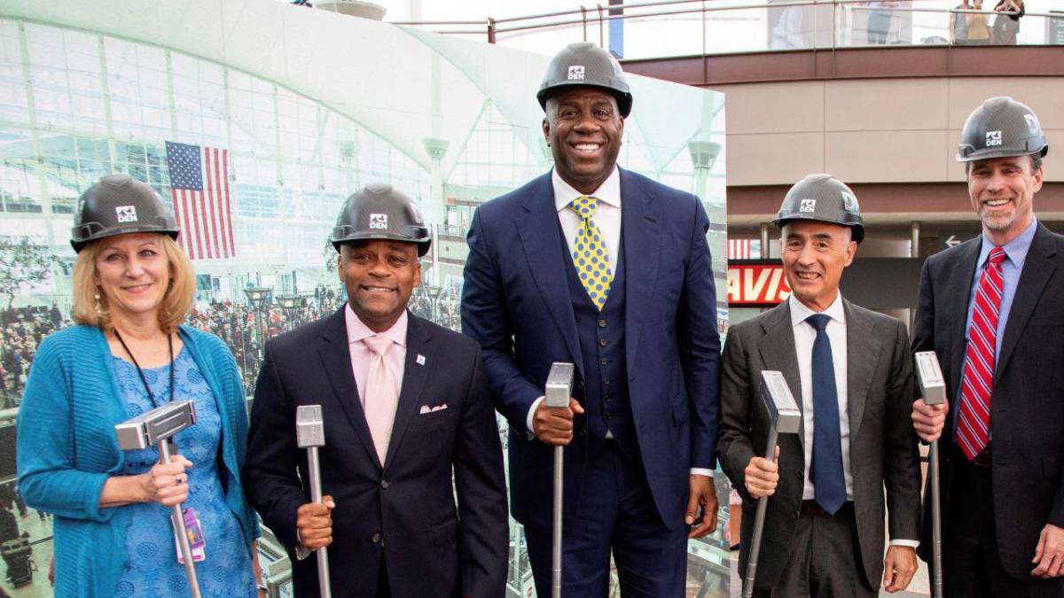 Magic Johnson, en el inicio de las obras de remodelación del aeropuerto de Denver llevada cabo por la empresa española Ferrovial.