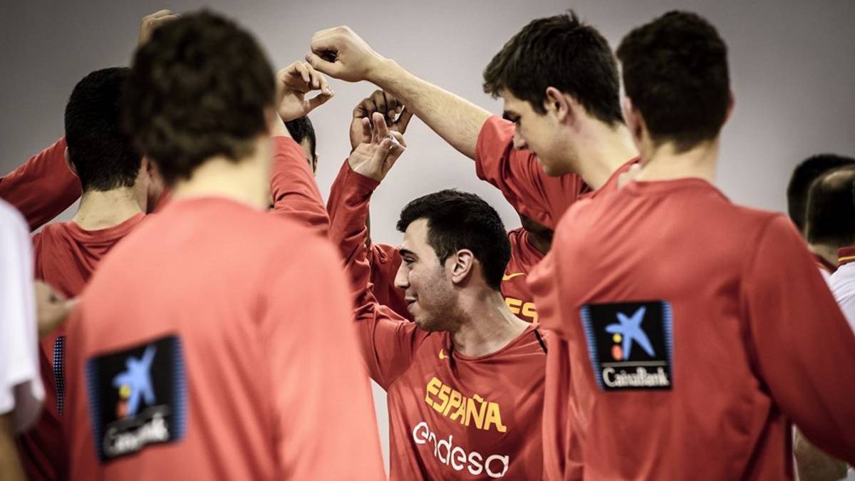 Los jugadores de la Selección Sub-18 antes del partido contra Italia.