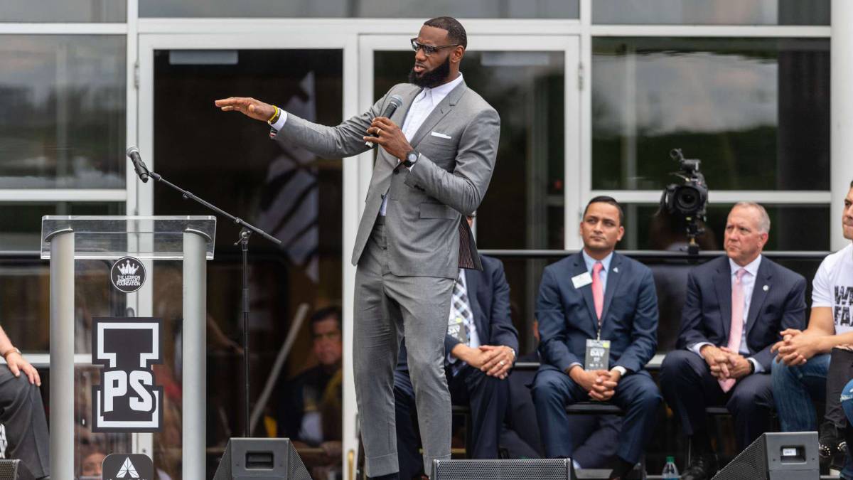 LeBron James, durante la inauguración de su colegio I Promise en Akron.