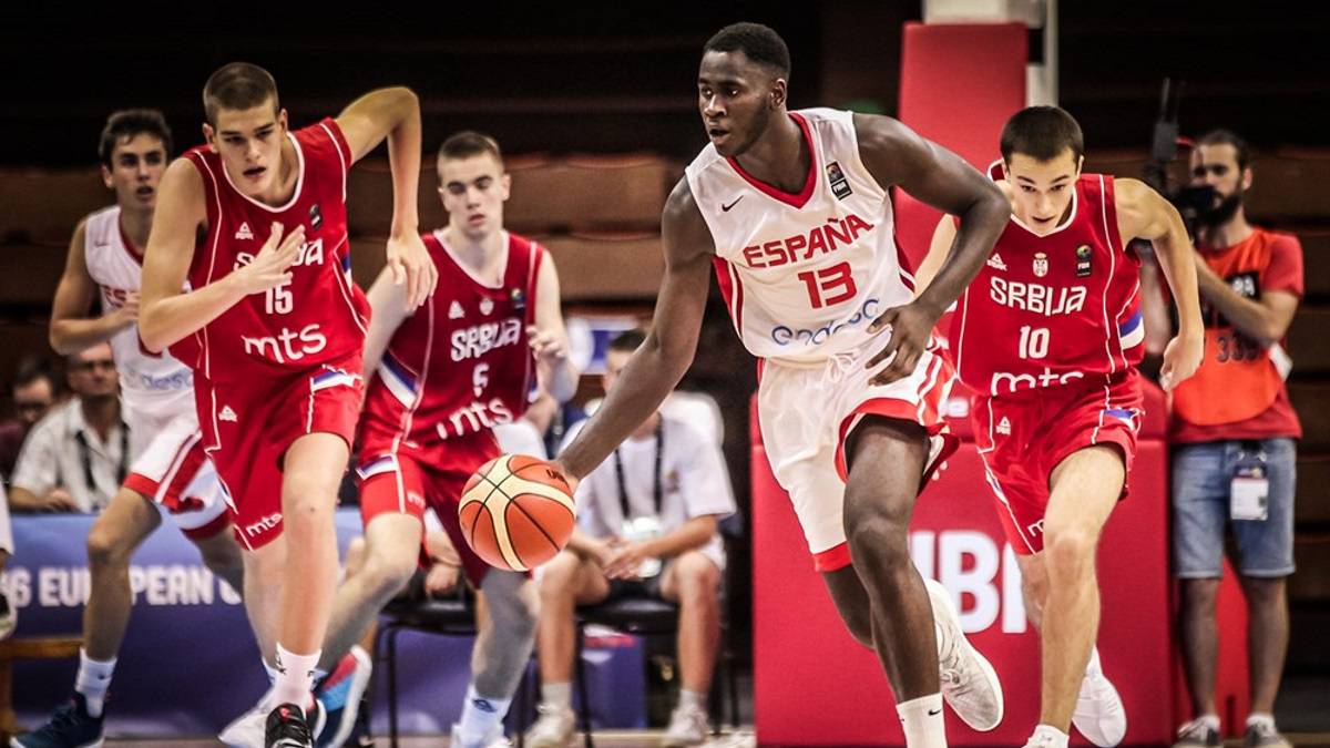 Usman Garuba sube el balón ante Serbia.