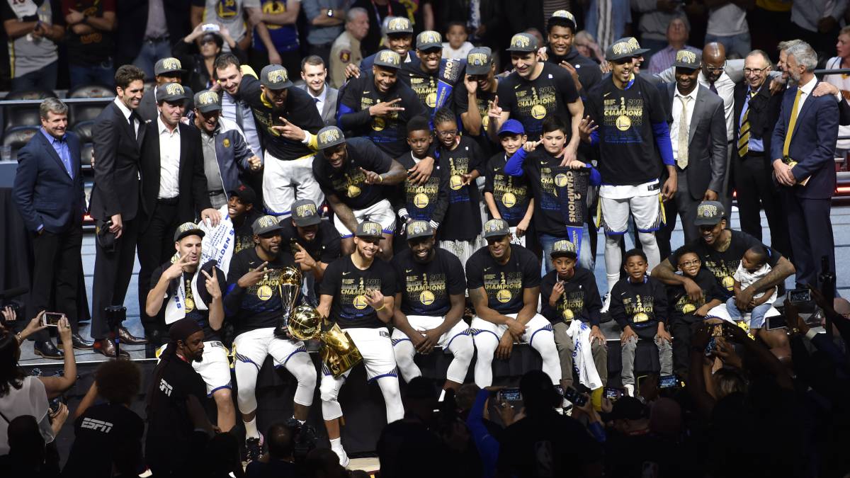 Los Golden State Warriors celebran el título de la NBA de la temporada 2017-18.