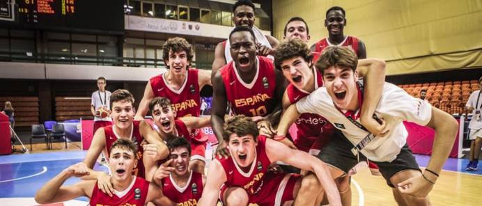 La Selección Sub-16 celebra su pase a la final del Europeo.