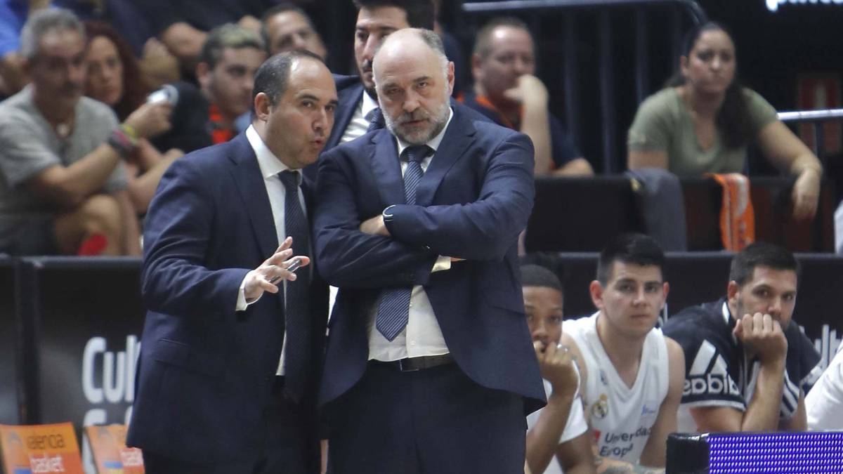 Pablo Laso escucha Chus Mateo durante el partido ante el Valencia de la segunda jornada de la Liga Endesa.
