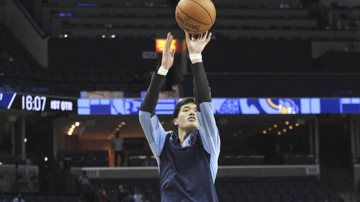 Yuta Watanabe, durante el calentamiento previo al partido contra Atlanta Hawks.