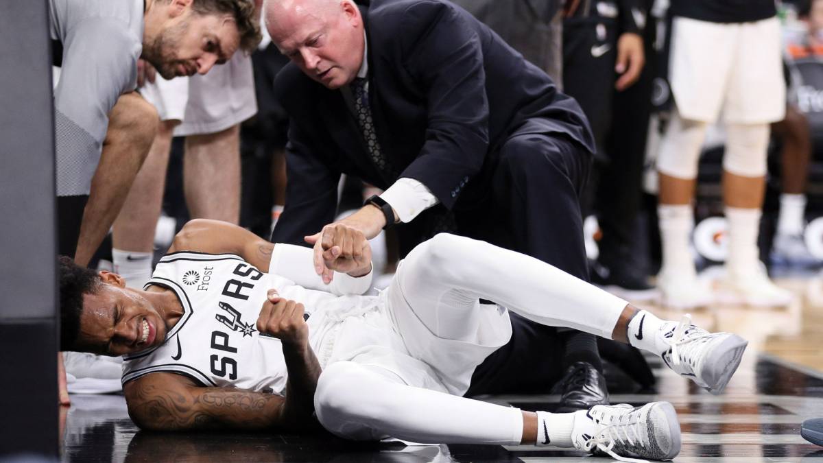 Dejounte Murray es atendido por el médico de los Spurs tras su lesión.