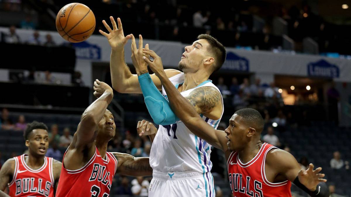 Willy Hernangómez trata de atrapar un rebote ante la defensa de Wendell Carter Jr. y Kris Dunn.