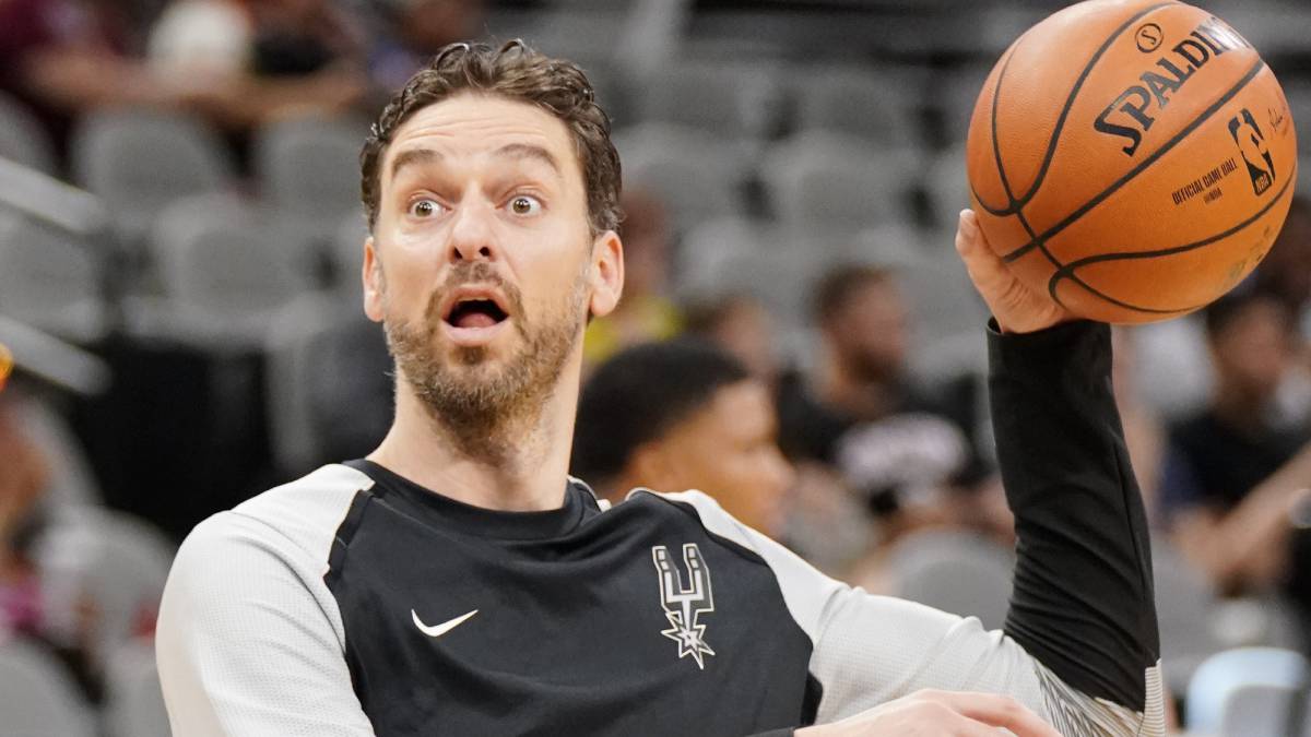 Pau Gasol calienta antes del partido frente a Houston Rockets de pretemporada.