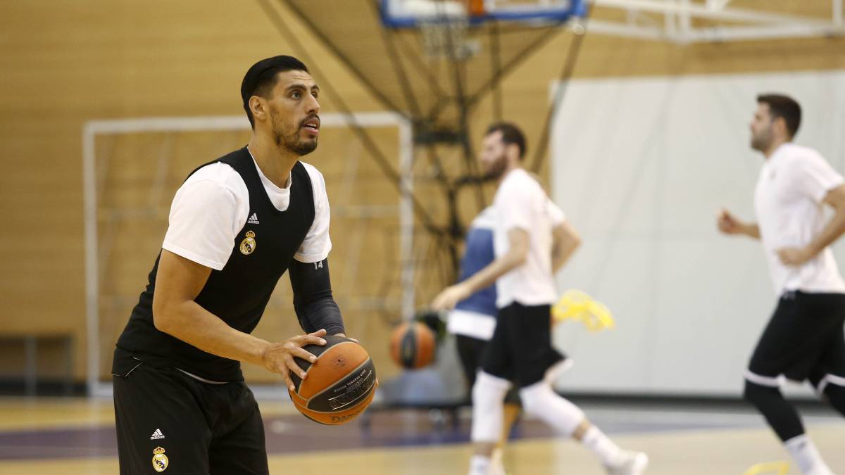 Gustavo Ayón ya está en Madrid, pero no jugará ante el Armani