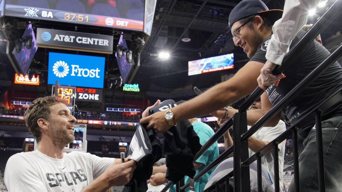 Pau Gasol firma autógrafos antes de un amistoso ante Detroit Pistons.