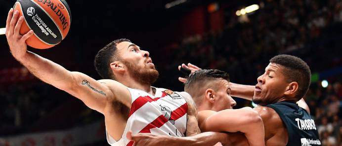 Mike James encara a Tavares.
