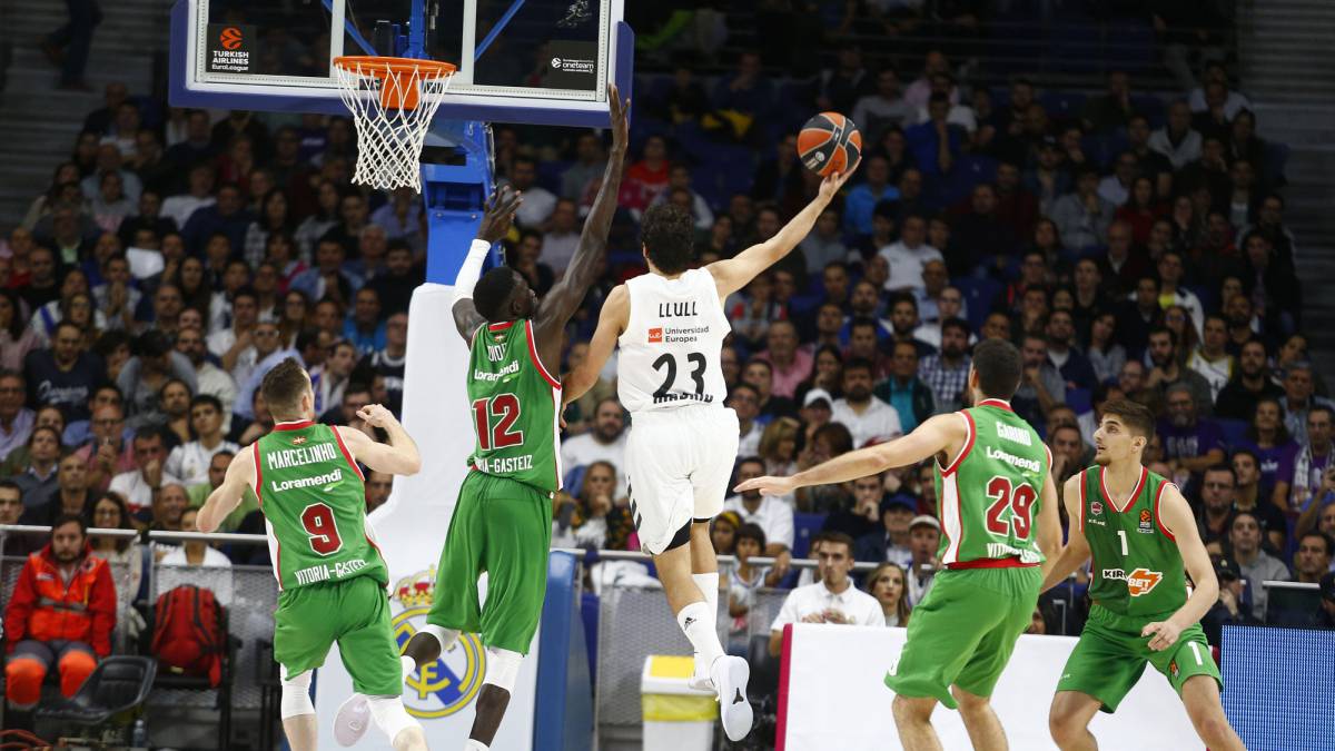 Quinteto As: Llull, Eric y Tomic junto a los MVPs de la jornada