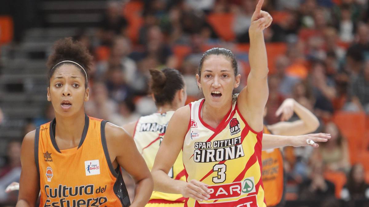 María Bettencourt y Laia Pala, durante el partido entre el Valencia y el Girona.