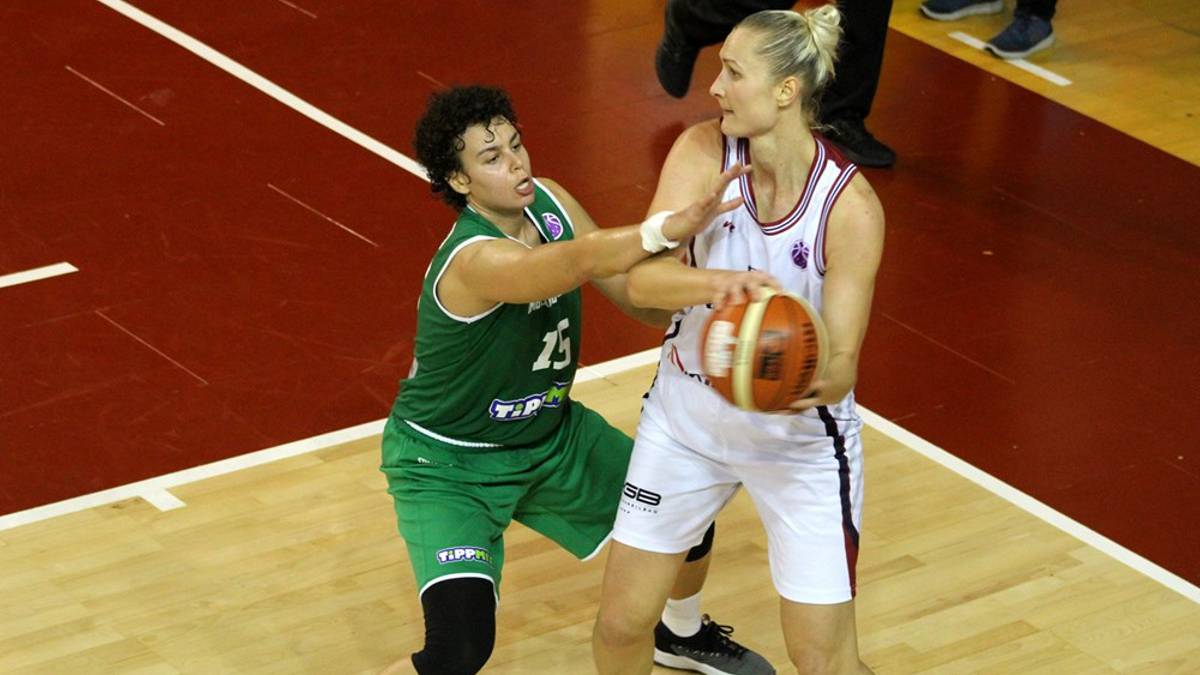 La pívot ucraniana Valeriya Berezhynska (Lointek Gernika) con el balón.
