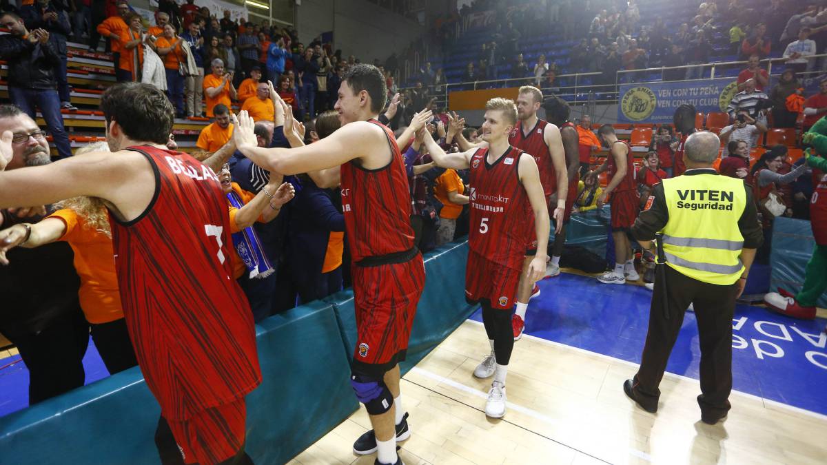 Los jugadores del Fuenlabrada saludan a su afición.