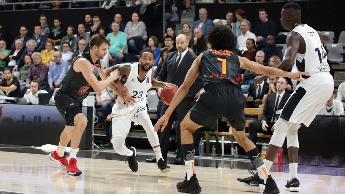 David Lighty, del Asvel Villeurbanne, ante la defensa del Labeyrie, del Valencia Basket, en partido de la Eurocup celebrado en Francia.