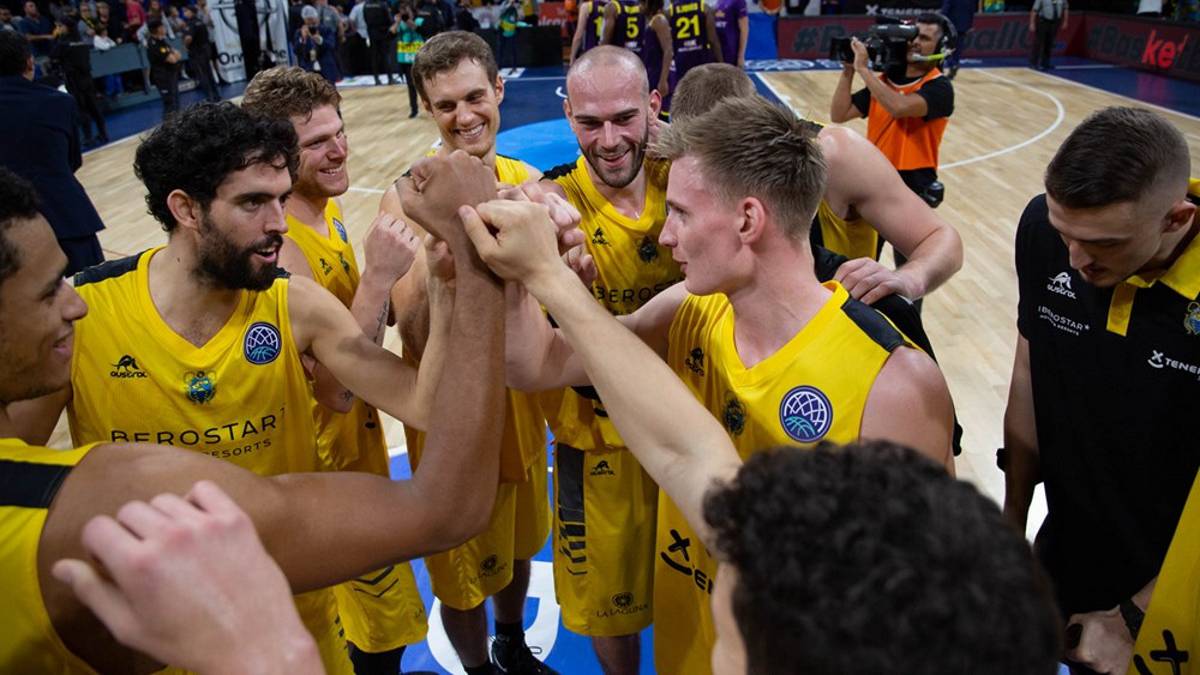 Los jugadores del Iberostar Tenerife celebran la victoria ante el Hapoel Holon.