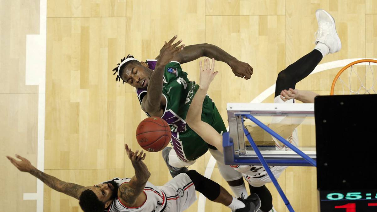 El Unicaja empezó sufriendo y terminó arrasando al Rytas