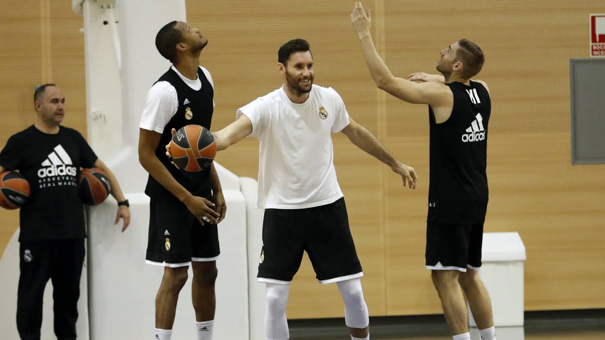 Rudy Fernández, entre Randolph y Causeur, en el entrenamiento antes de viajar a Tel Aviv para enfrentarse al Maccabi.