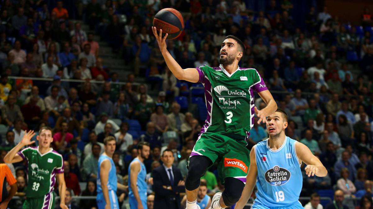 Jaime Fernández anota ante el Cafés Candelas Breogán.