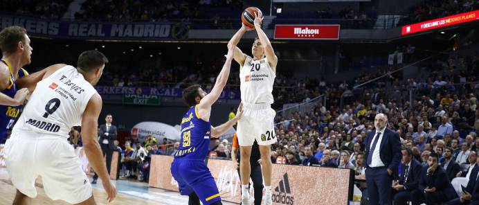 Jaycee Carroll, se levanta para anotar de tres ante Stefan Markovic, del Khimki.