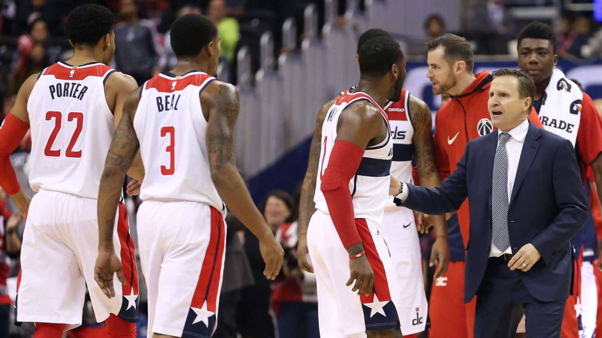 Los jugadores de Washington Wizards y Scott Brooks durante un tiempo muerto.