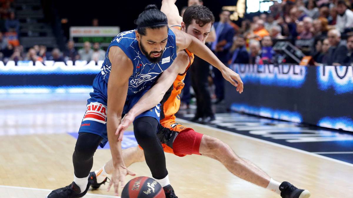 Jorge Gutiérrez y Guillem Vives luchan por el balón durante el Valencia-Gipuzkoa.