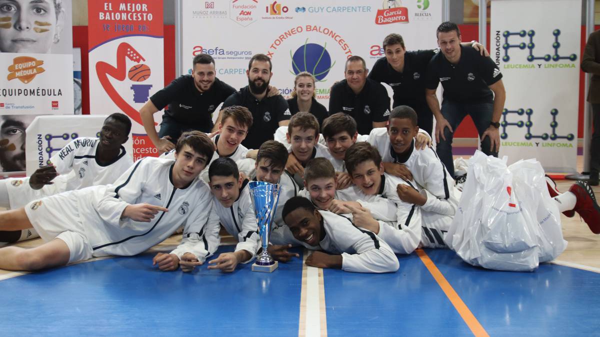 Los jugadores celebran el Torneo Fundación Leucemia y Linfoma.