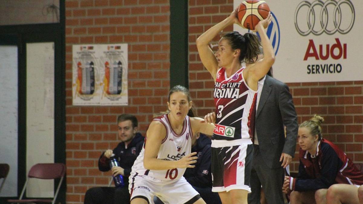 Laia Palau, con el balón ante el Gernika.