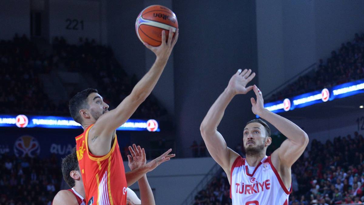 Jaime Fernández lanza ante Semih Erden, durante el Turquía-España.