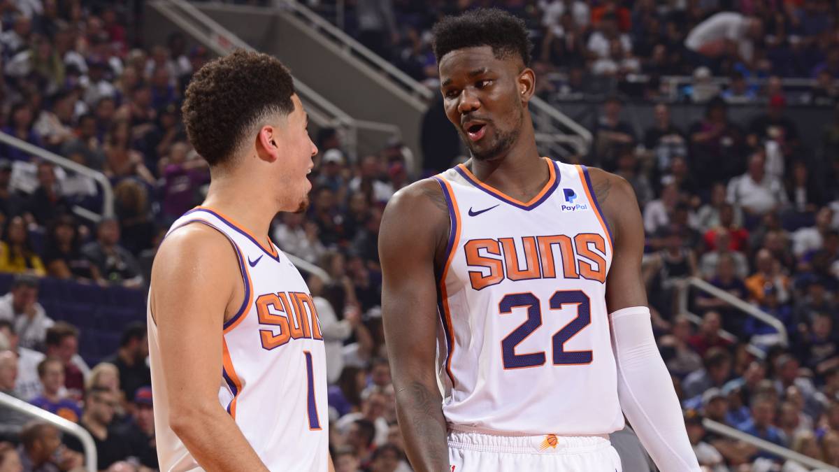 Devin Booker y DeAndre Ayton