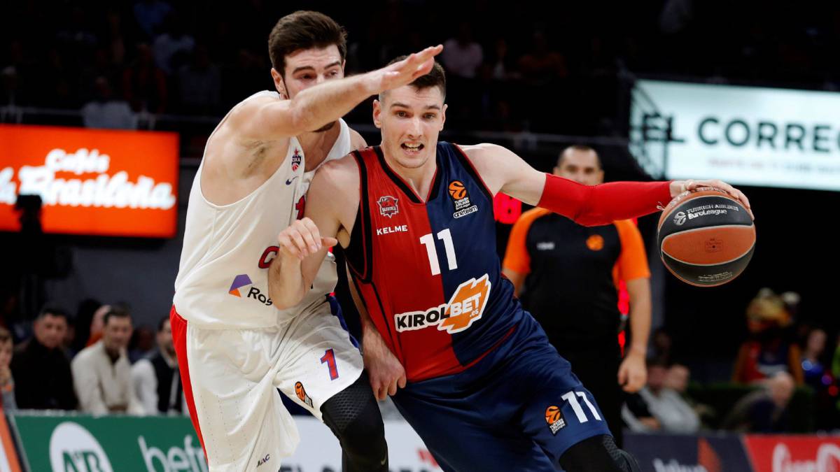 Matt Janning supera a Nando de Colo, durante el Baskonia-CSKA.
