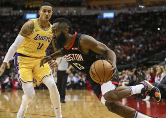 Los Lakers defendieron sin manos en protesta por las faltas a favor de los Rockets
