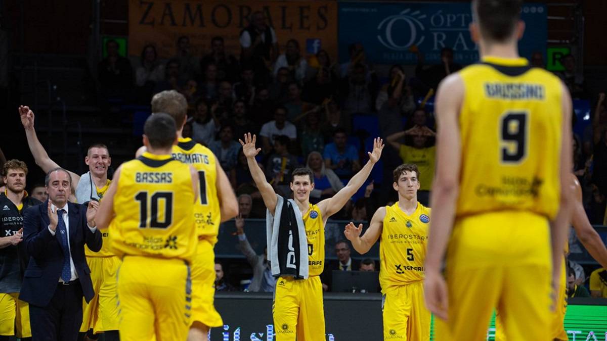 Los jugadores del Iberostar Tenerife celebra una acción ante el Nanterre en la Champions FIBA.