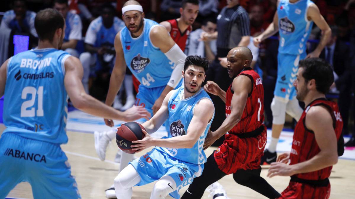 Lucio Redivo intenta superar a varios rivales en el partido entre Fuenlabrada y Café Candelas Breogán.