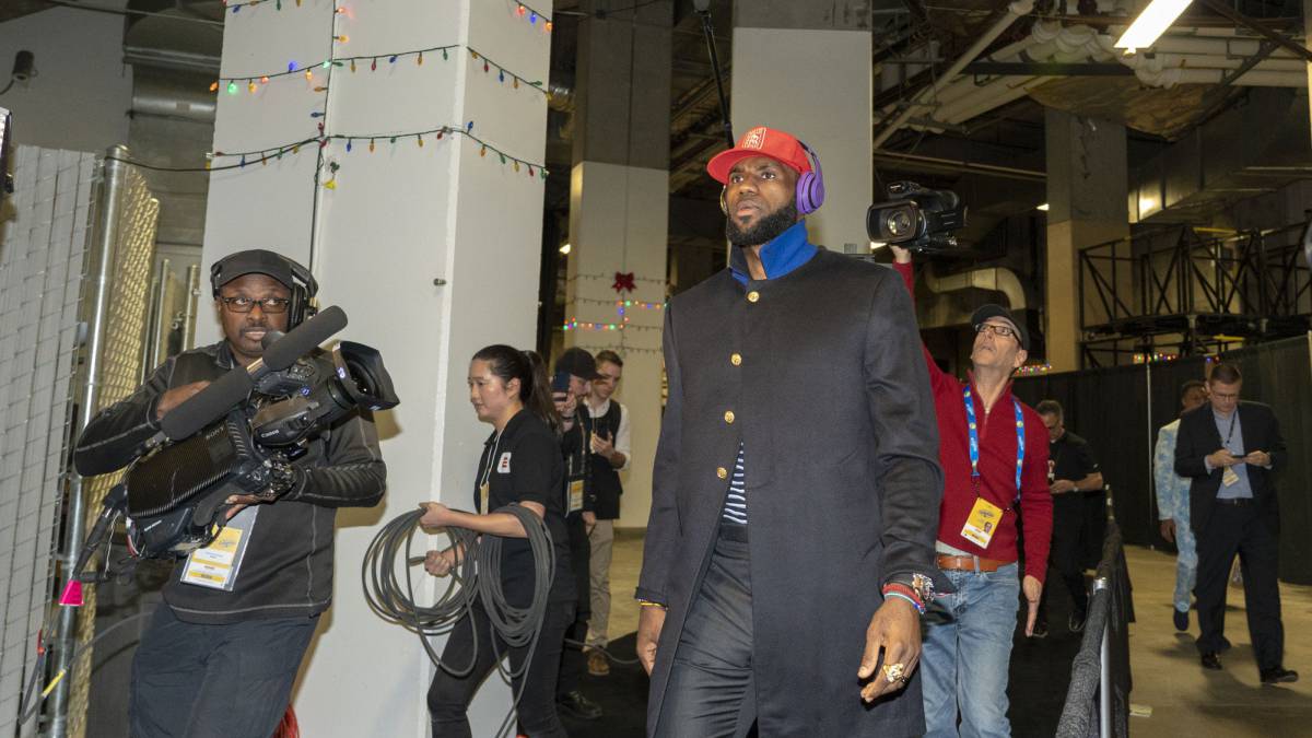 LeBron James, antes de un partido de Los Angeles Lakers.