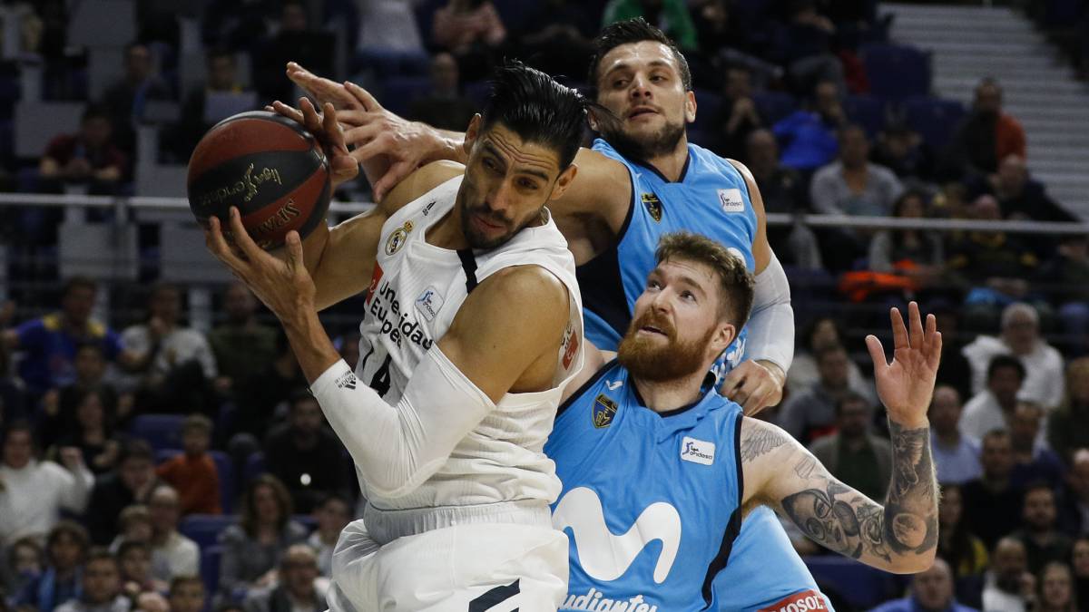 Gustavo Ayón lucha por el rebote con Alessandro Gentile y Shayne Whittington durante el Movistar Estudiantes-Real Madrid.