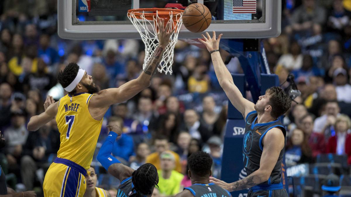 Luka Doncic lanza ante la defensa de JaVale McGee durante el Dallas Mavericks-Los Angeles Lakers.