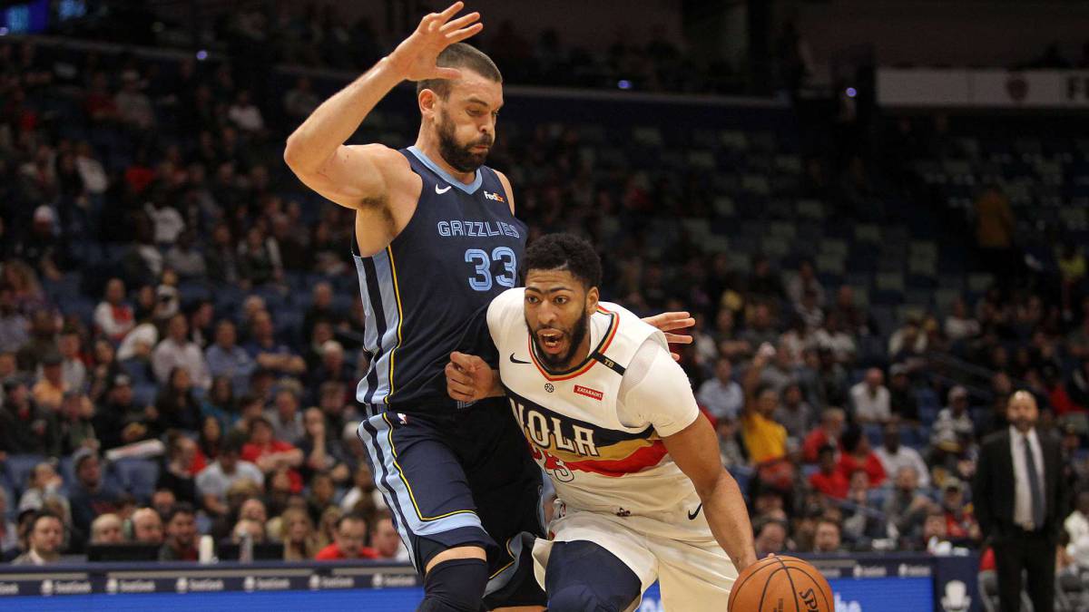 Marc Gasol trata de parar la penetración de Anthony Davis durante el New Orleans Pelicans-Memphis Grizzlies.