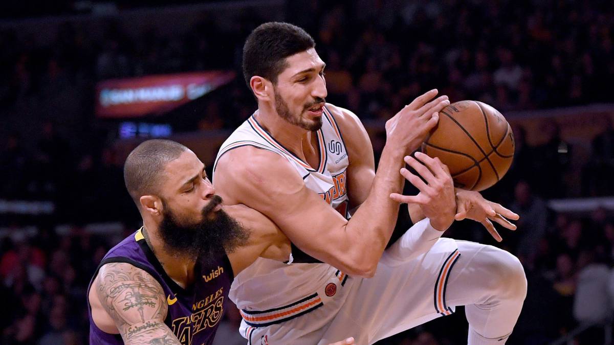 Enes Kanter lucha por el balón con Tyson Chandler durante el New York Knicks-Los Angeles Lakers.