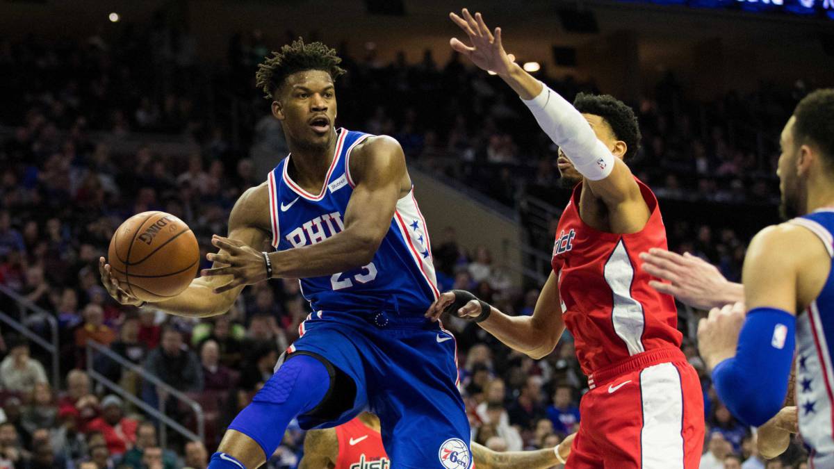 Jimmy Butler trata de realizar un pase durante el partido contra los Washington Wizards.