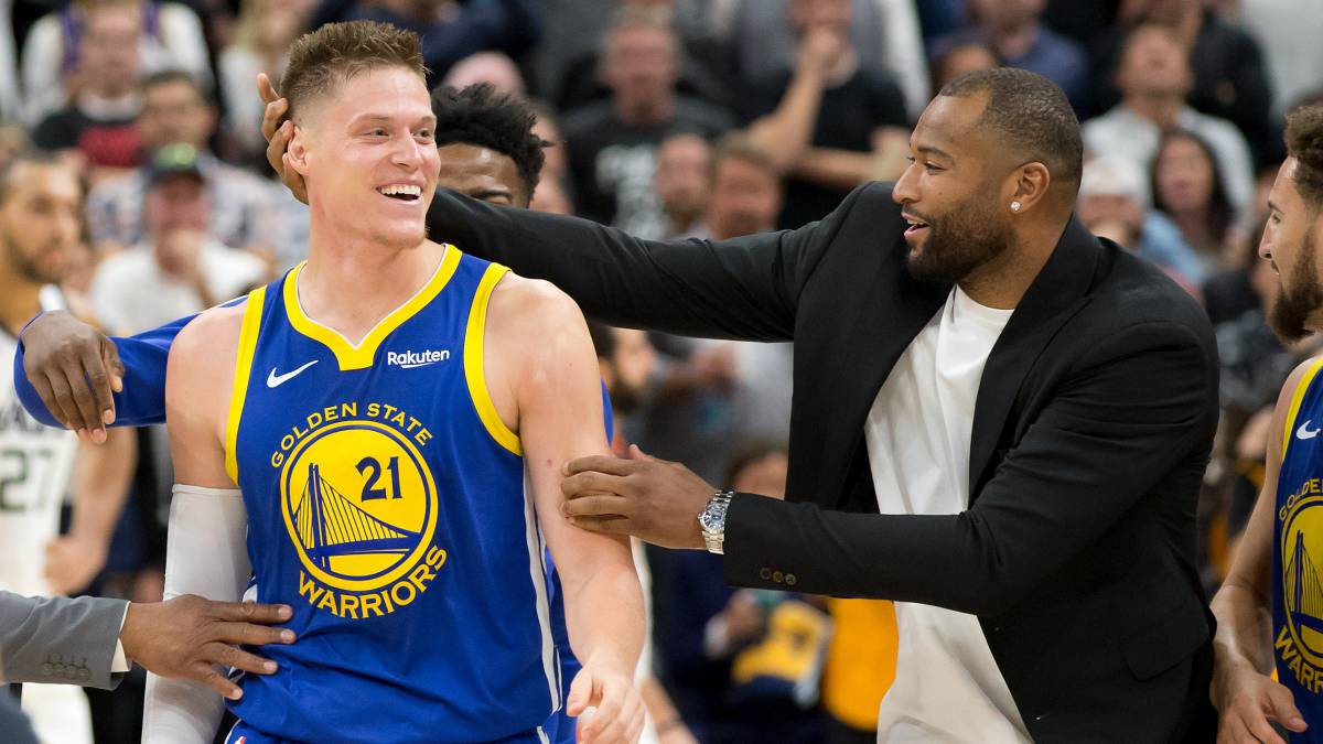 DeMarcus Cousins celebra con Jonas Jerebko su canasta ganadora contra los Utah Jazz.