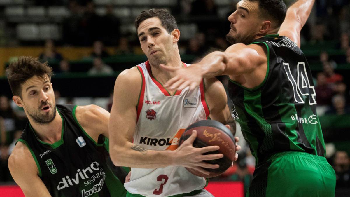 Laprovittola (Joventut), a la izquierda, y Vildoza (Baskonia), en el centro.