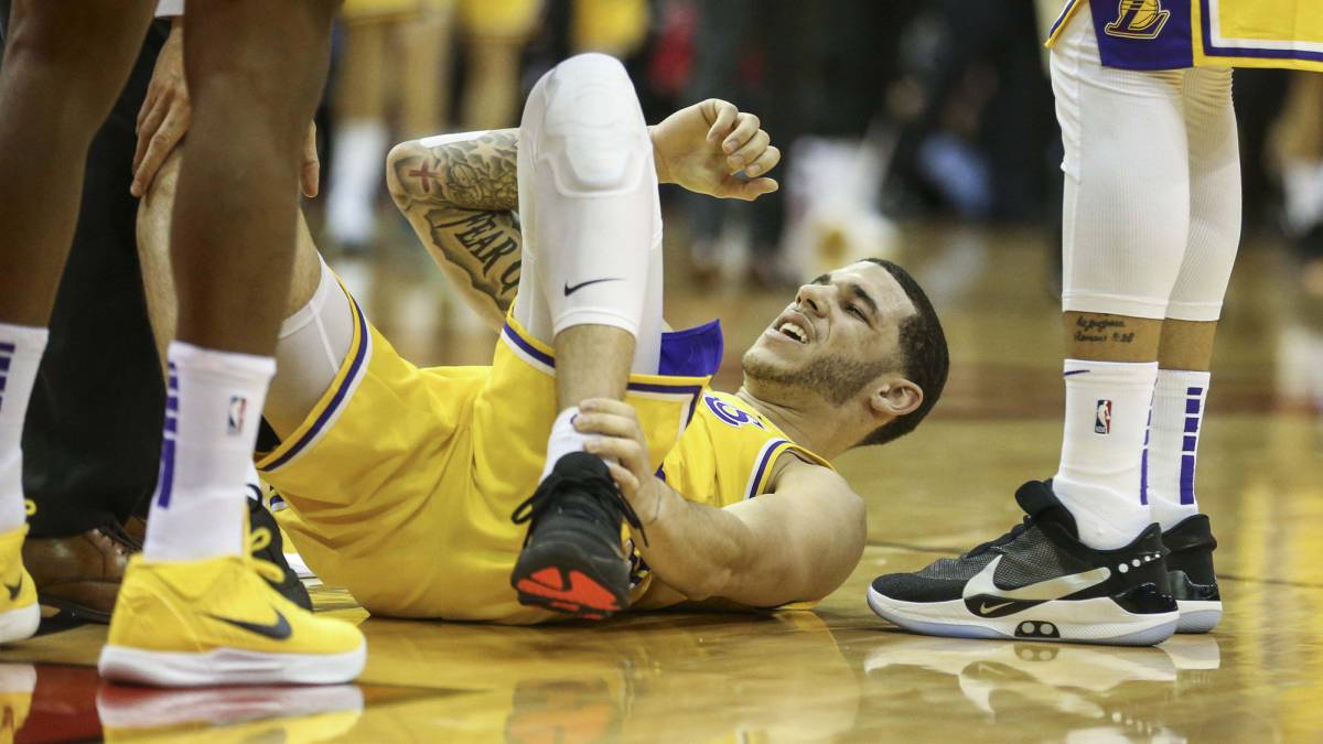 Lonzo Ball, en el suelo, tras lesionarse el tobillo izquierdo.