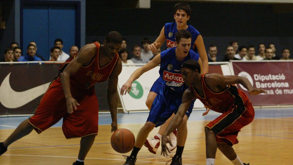 Sergio Rodríguez pelea un balón con Rajon Rondo en el el Torneo de L'Hospitalet. Carlos Suárez, de fondo.
