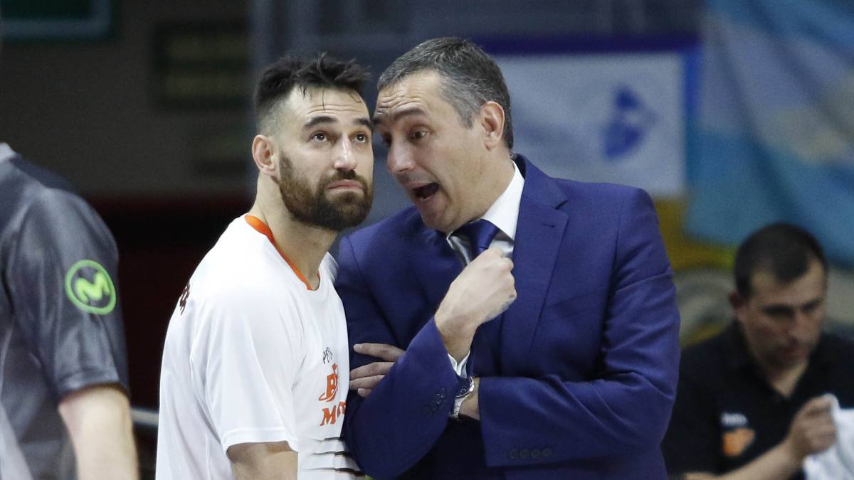 Jota Cuspinera habla con Marko Popovich durante un partido contra el Movistar Estudiantes.