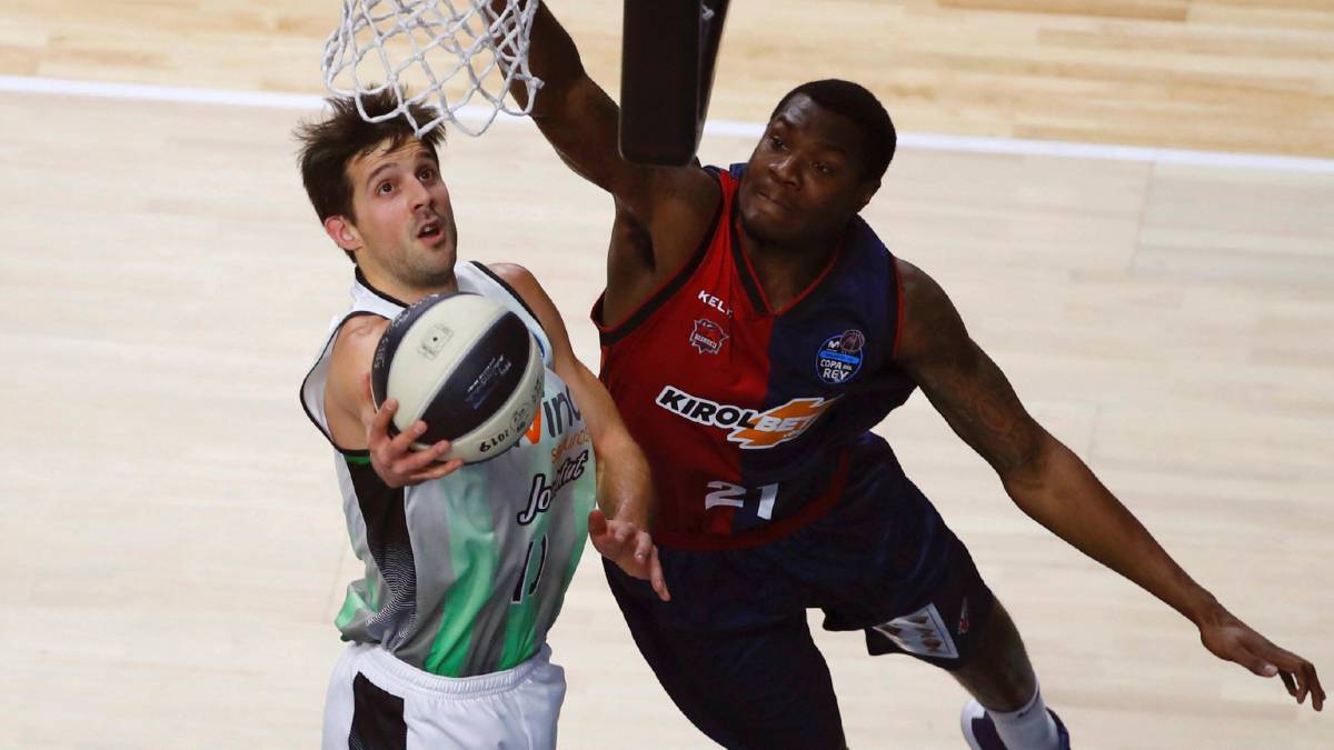 Nico Laprovittola lanza ante Jalen Jones.